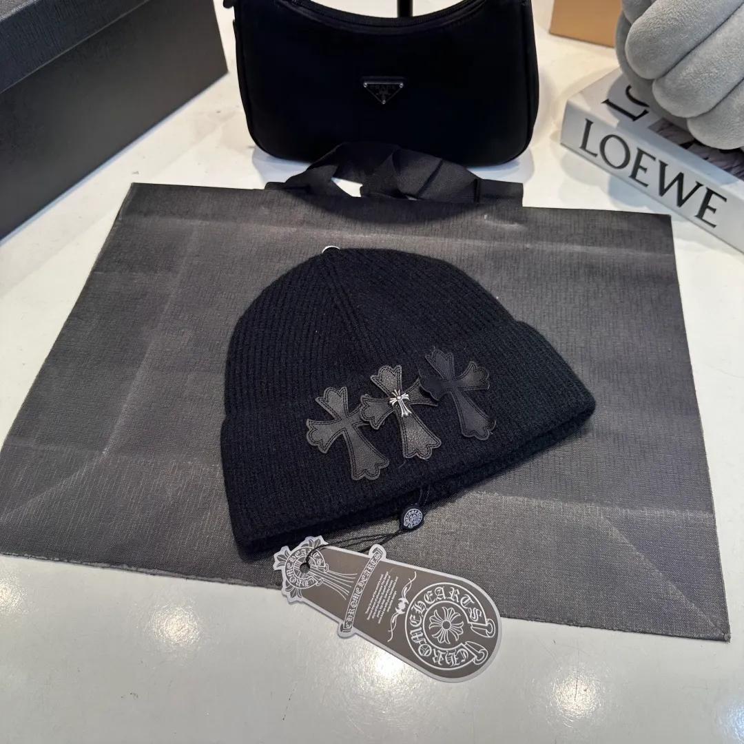 P56 Crow Heart Autumn and Winter Wool Knitted Beanie This must be a favorite of minimalism. It is clean, neat, fashionable and versatile, and will definitely not be picky about your face shape! A fashionable classic that lasts forever! Fashionable black and white can be purchased together